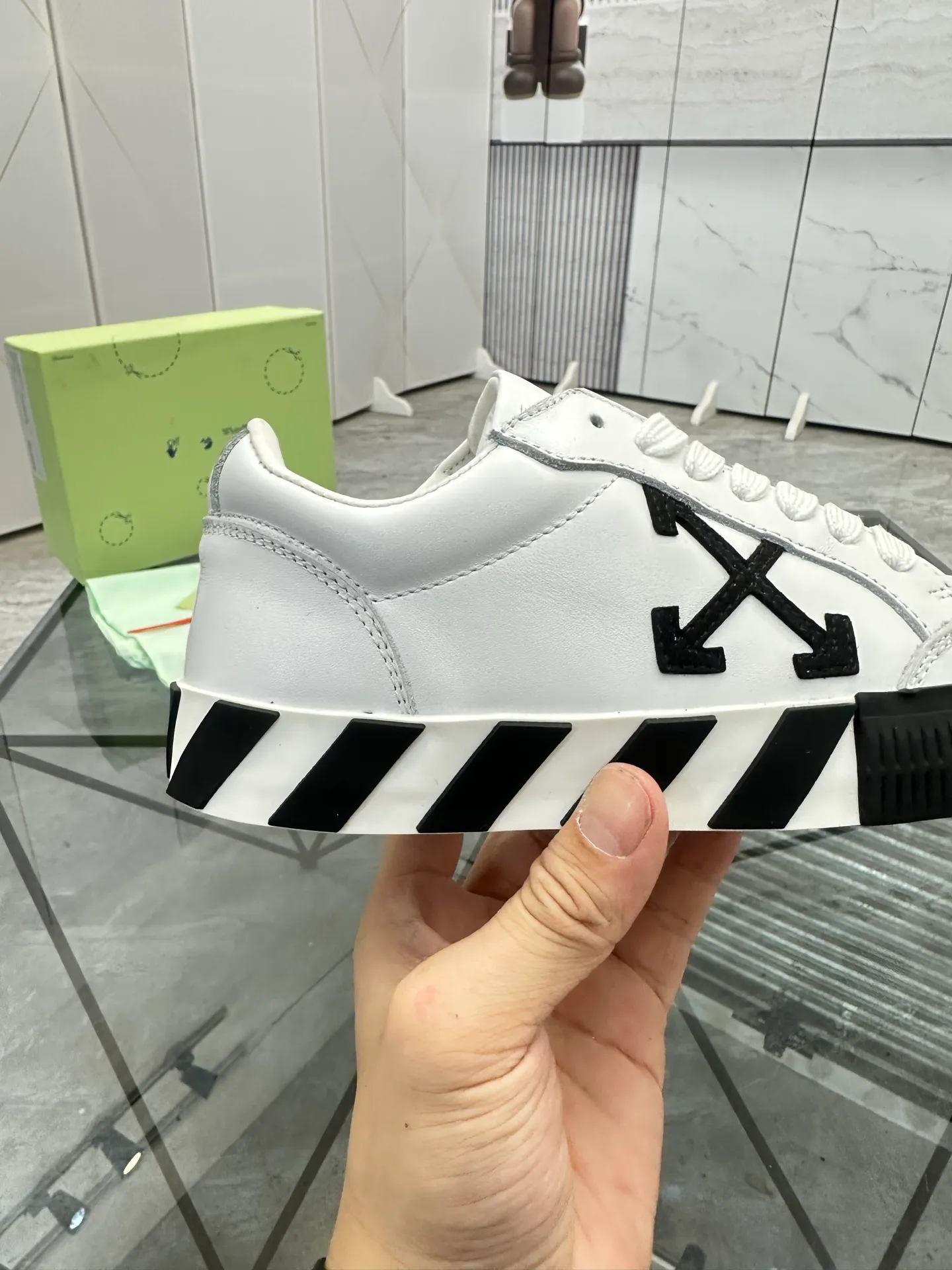 Selling men's shoes 💰: 💰P440¥ Product trademark: OFF WHITE *"OFF WHITE*" low-top casual shoes Regular size: 35-45 (can be customized to 46) Couple style Product material: imported cowhide upper, breathable lining, original outsole. No.: H203